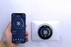 Smart thermostat with a phone control app — ترموستات ذكي مع تطبيق تحكم على الهاتف